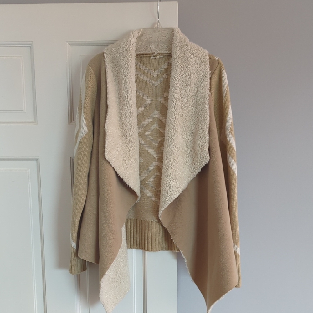 En Creme Tan and Cream Cardigan with Open-Front Design